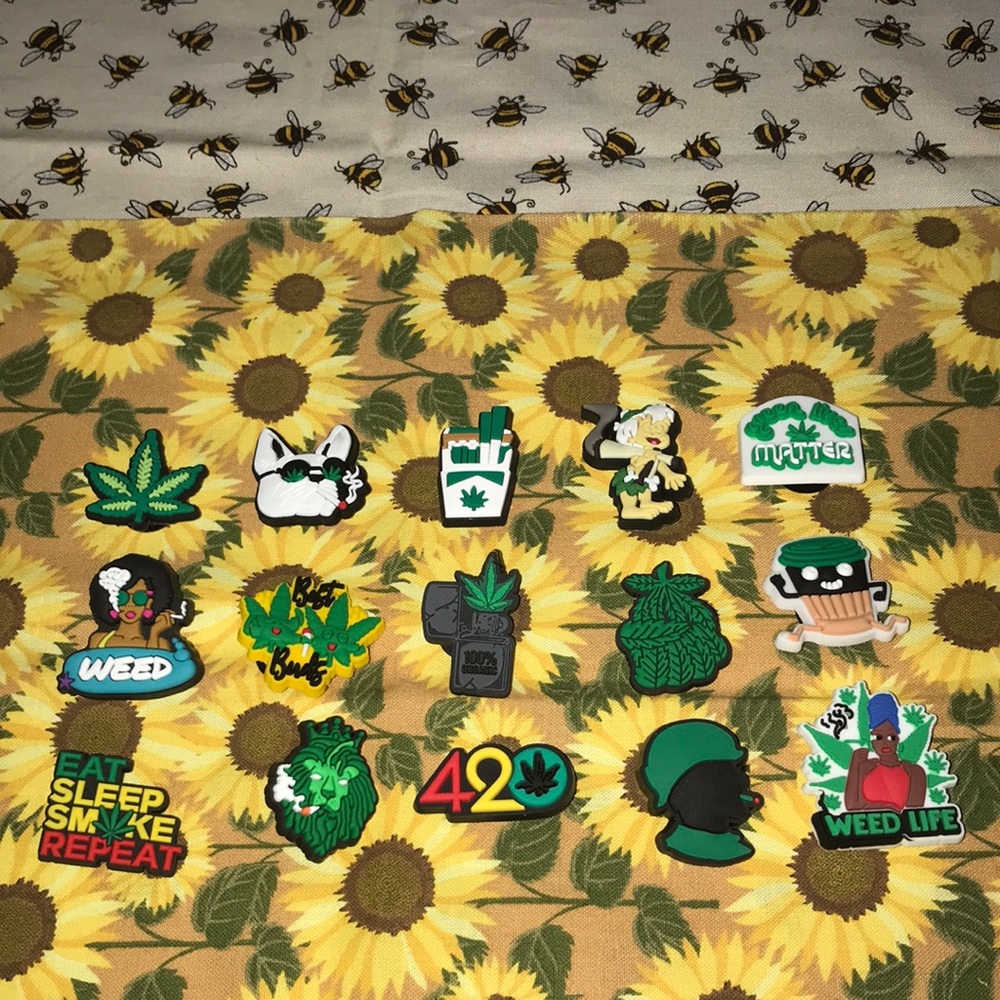 15 420 friendly croc charms